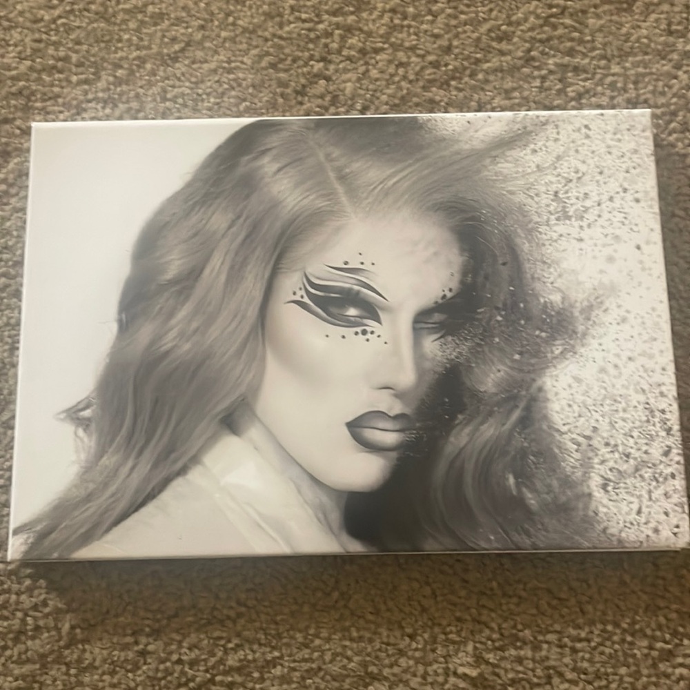Jeffree star Smokey eyeshadow palette